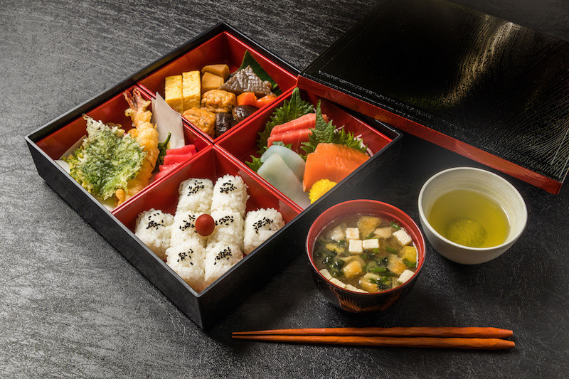 お吸い物2種と刺身やてんぷらのお弁当